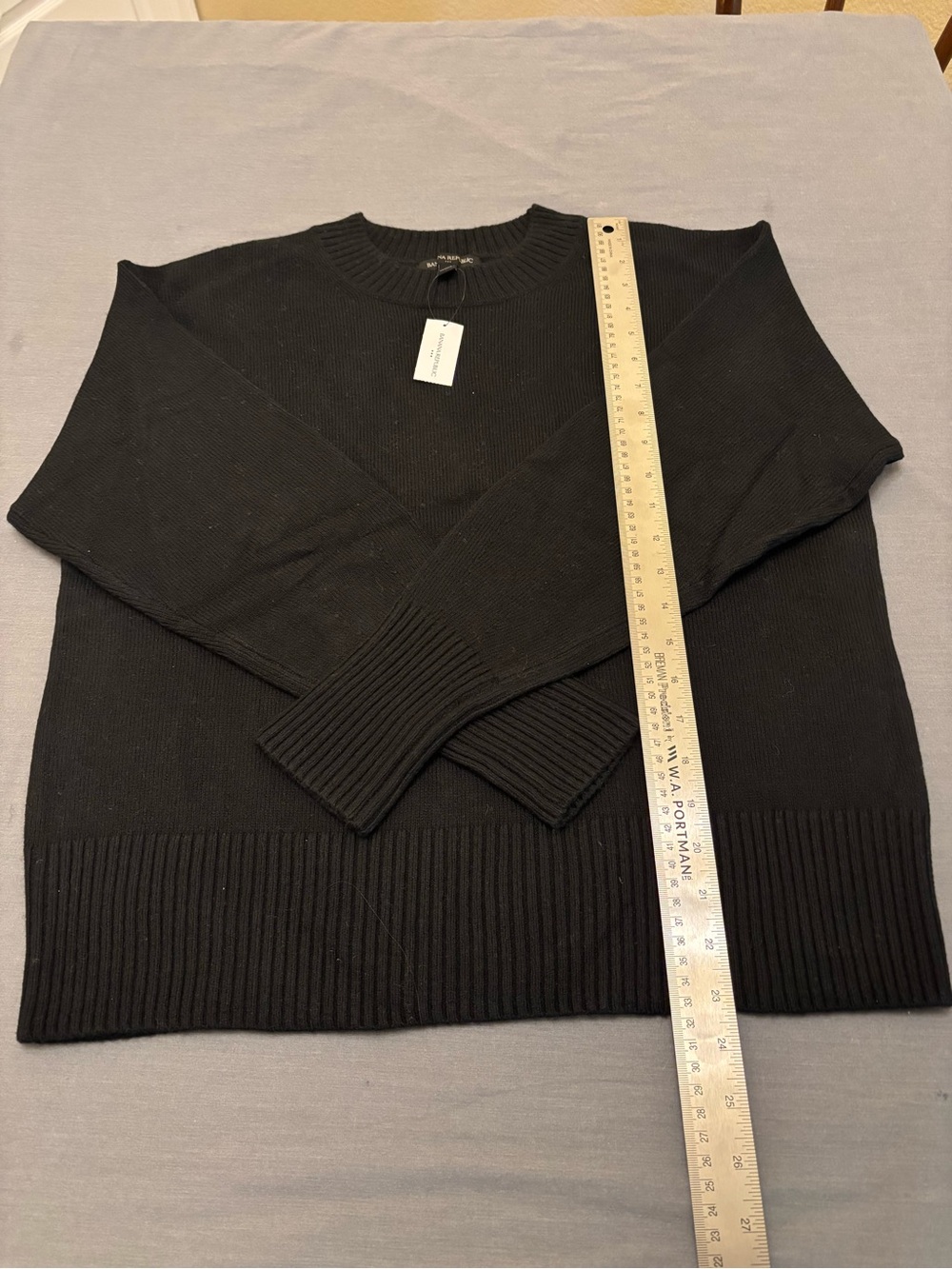 Banana Republic Women’s Black Crewneck Sweater - Medium